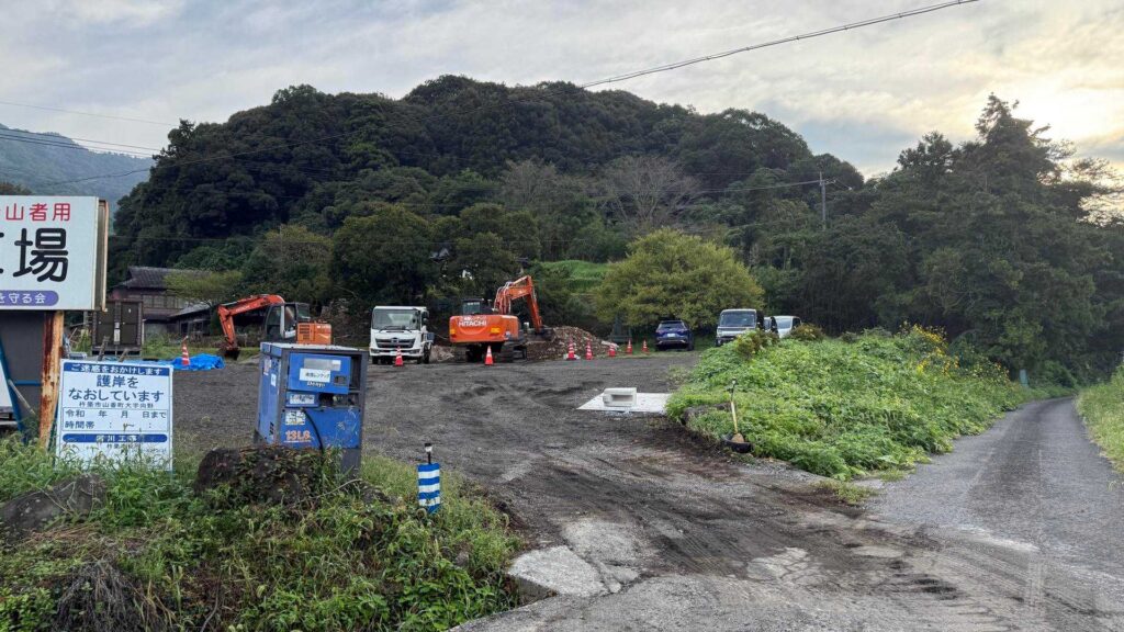 駐車場。工事車両もあってちょっと狭い