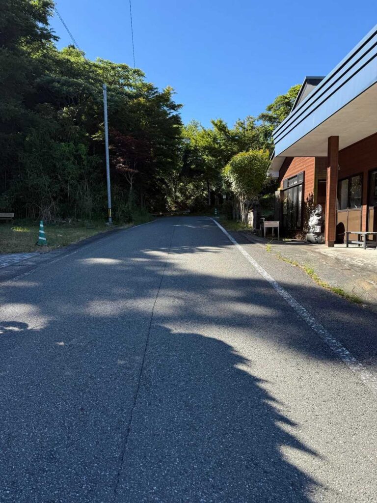 別所駐車場から道路を歩いてスタート