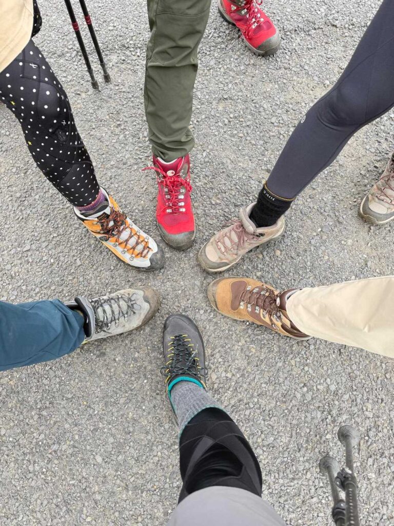 団体で登山スタート