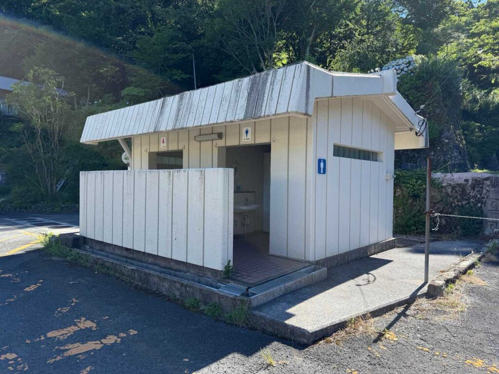 途中のトイレ。ここで済ませておこう