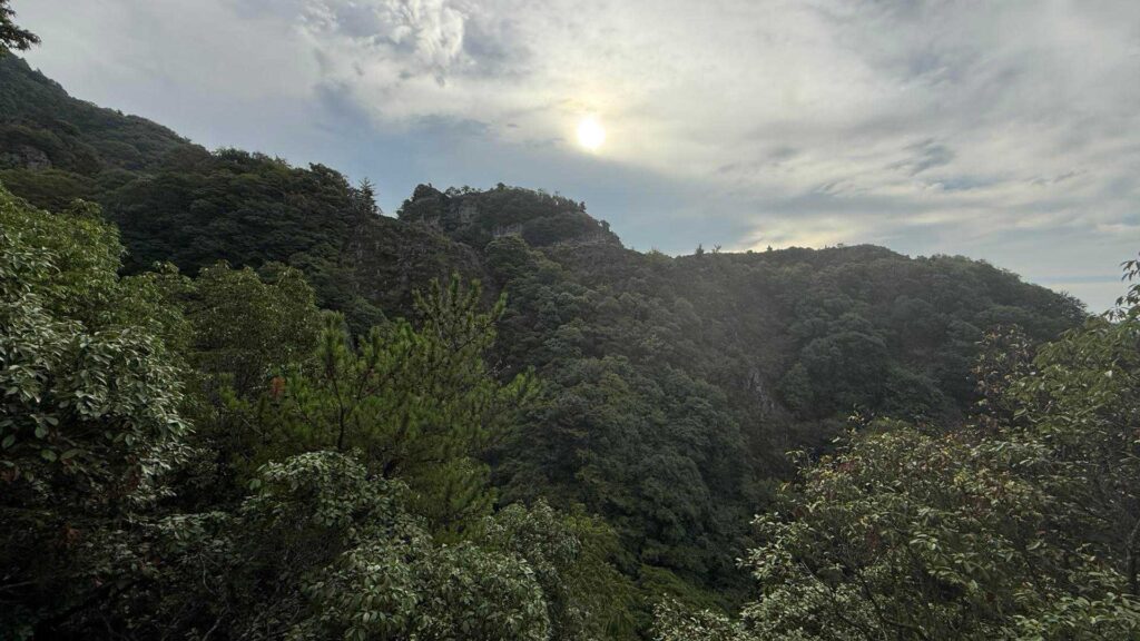 登山道から見える山の遠景