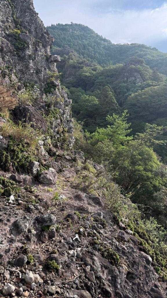 岩壁の横をトラバース。スリルあり