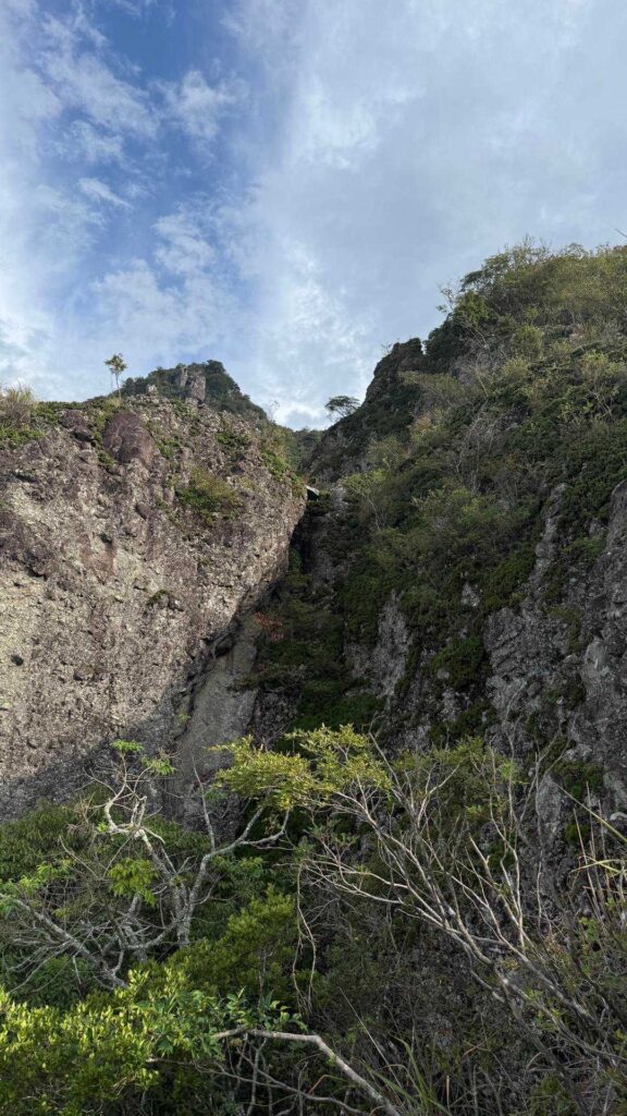 見上げると切り立った岩壁がドーン