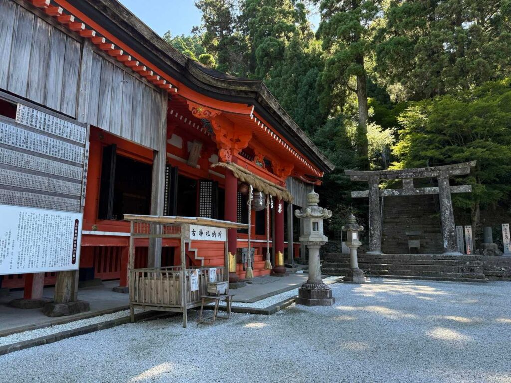 奉幣殿に到着。ここを右へ