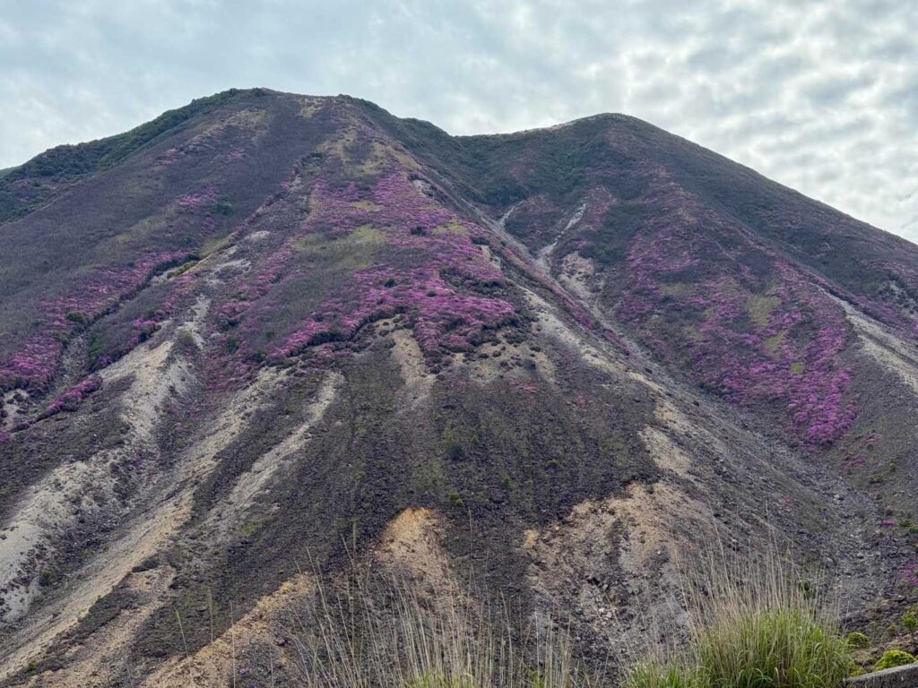 硫黄岳らしい　デカいなぁ