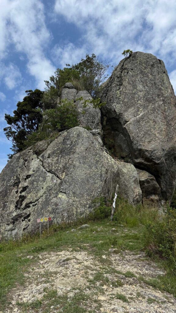 巨大な石灰岩が積み重なる天狗岩の岩塊