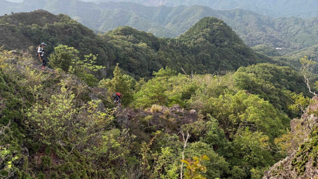 岩場の合間から見える山並み
