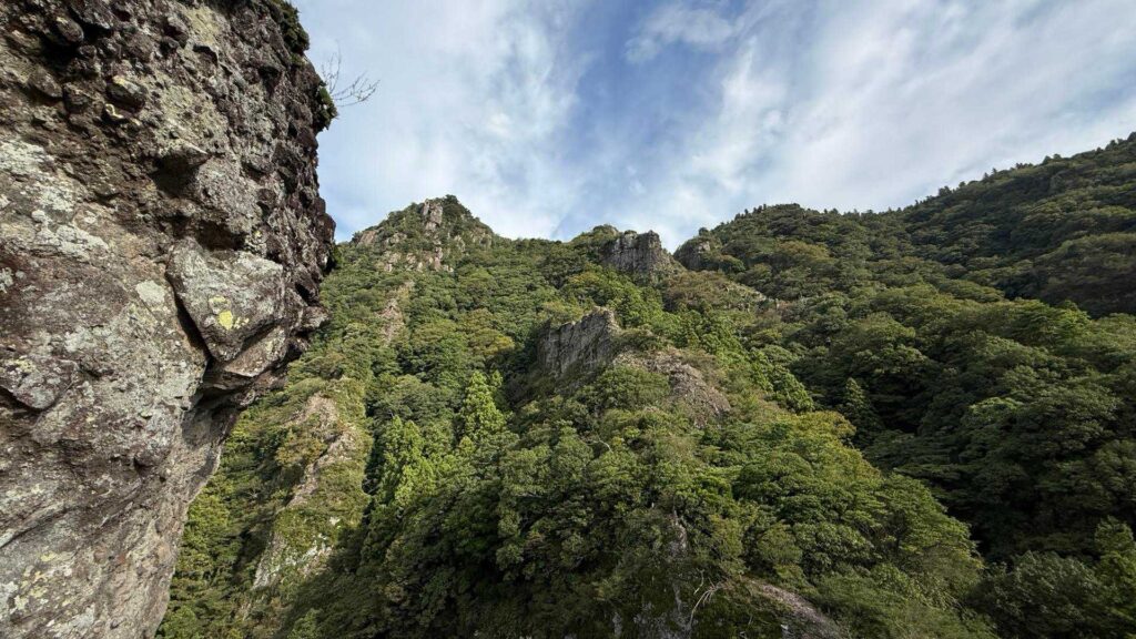 見上げる岩峰。ずっと岩だらけ