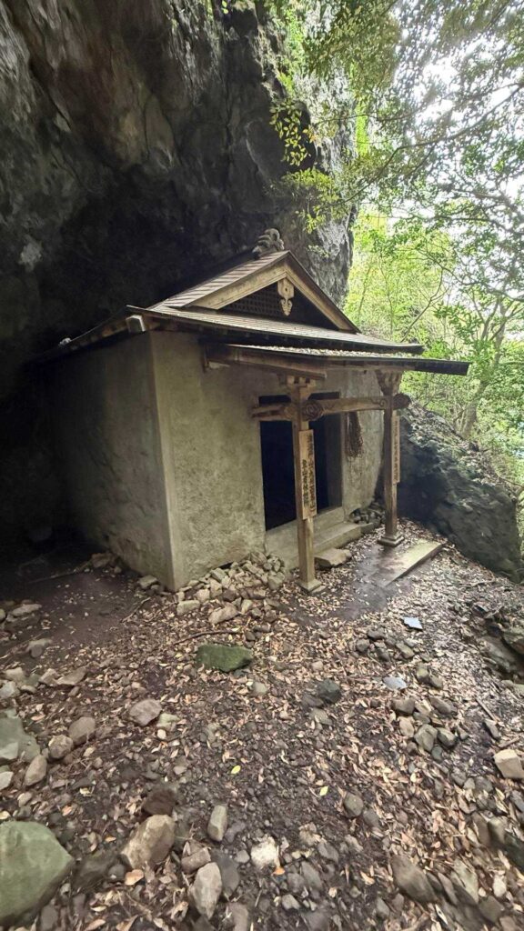 岩窟の中にお堂が。水月寺の奥の院か