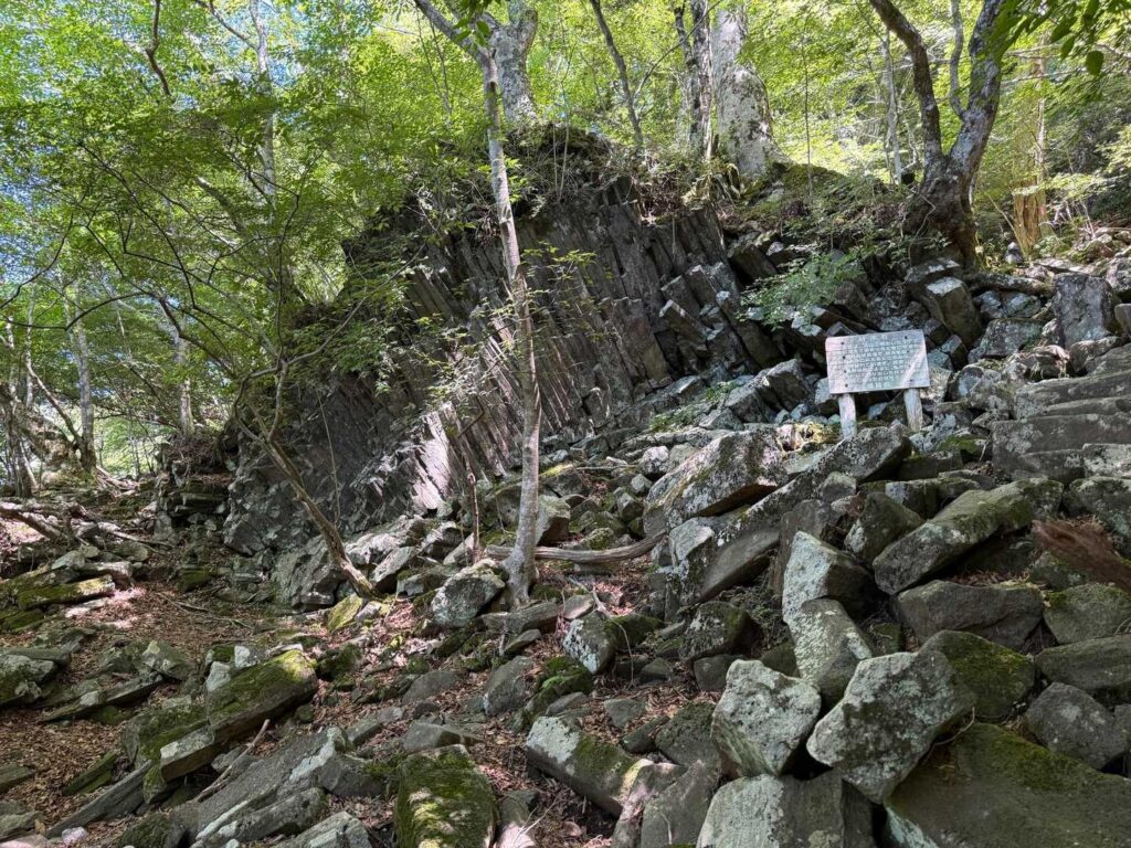 溶岩が固まってできた岩。それより正規ルートがわからない