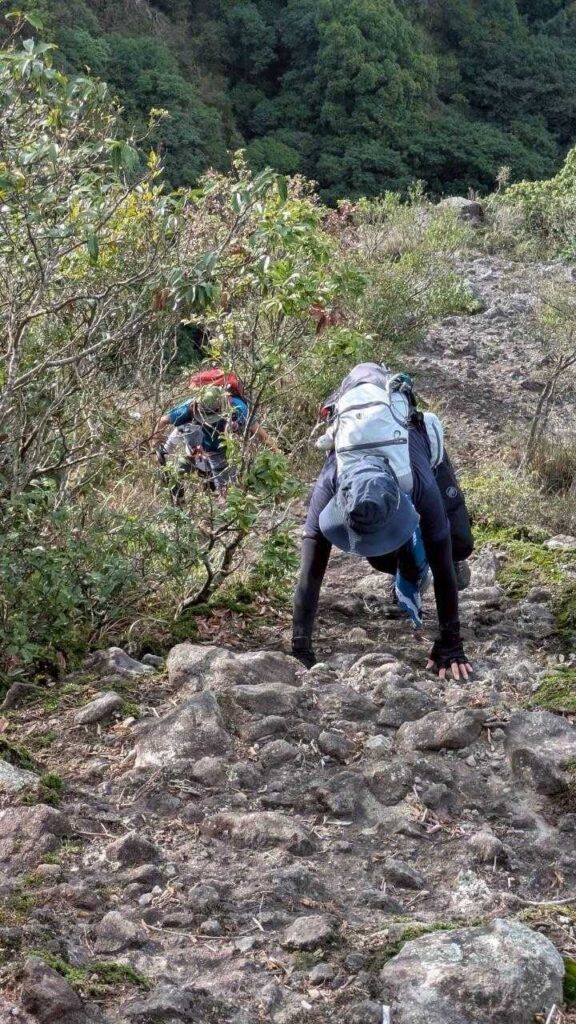 仲間たちと岩場を攻略中