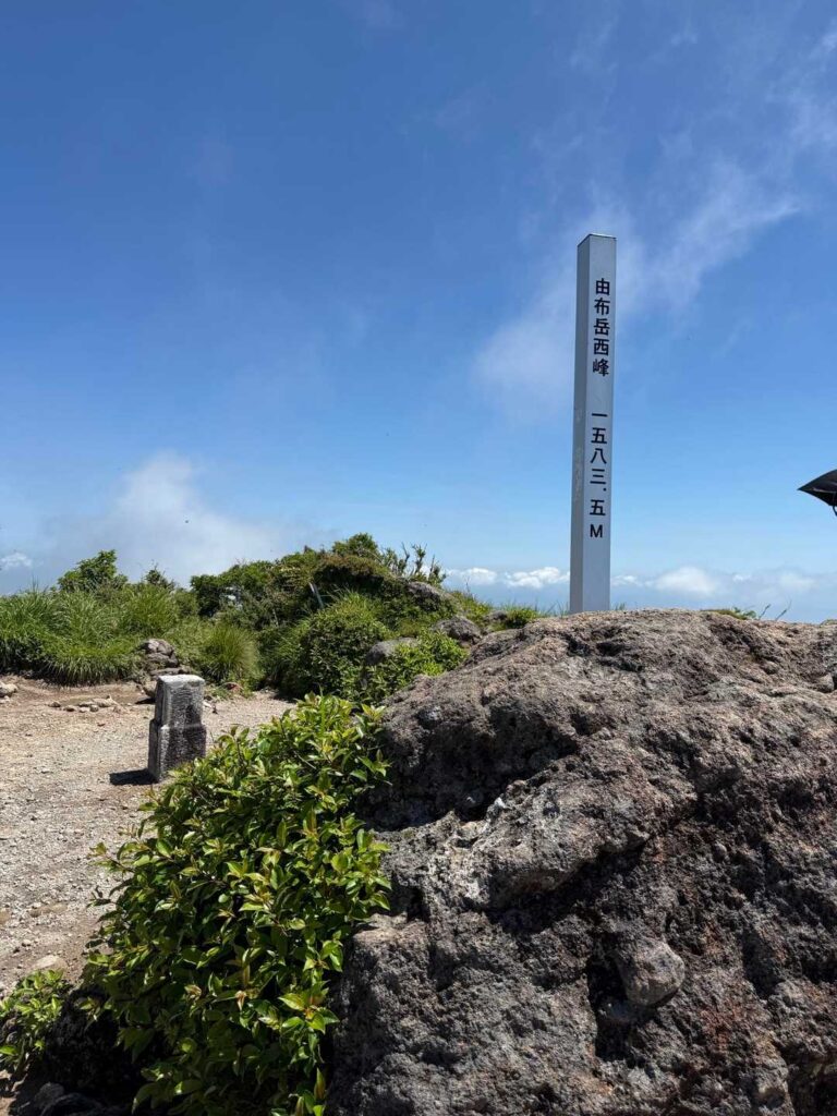 山頂に到着…西峰！？