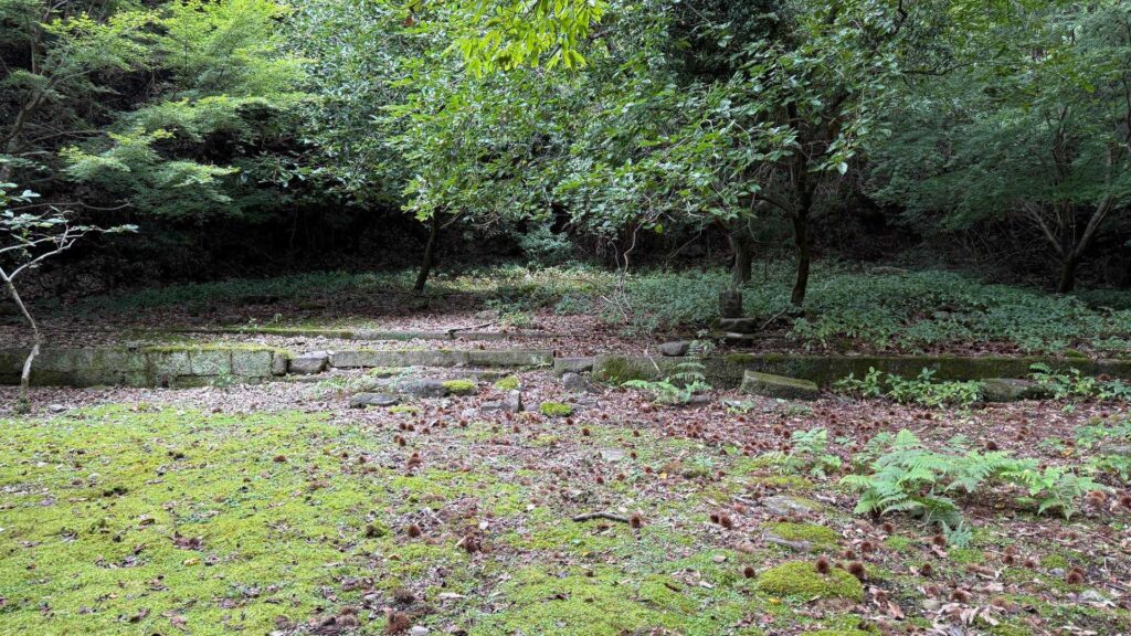 苔むした広場。寺院跡だろうか