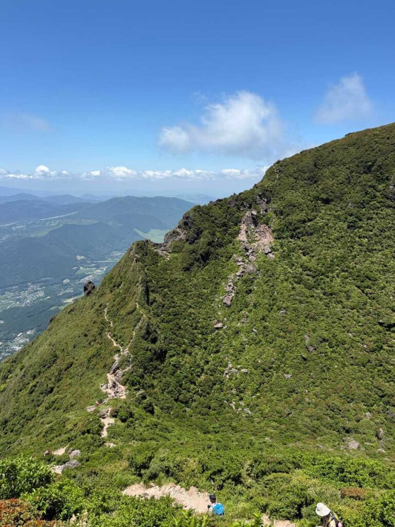 ここから見ると鎖場が急