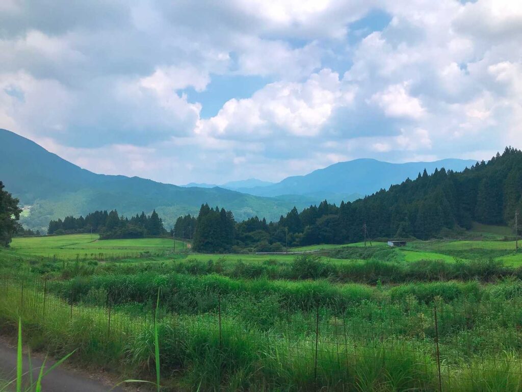 草原と奥の山並み