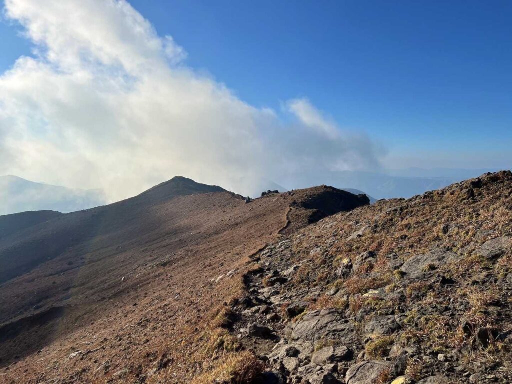 高岳から中岳へ向かう