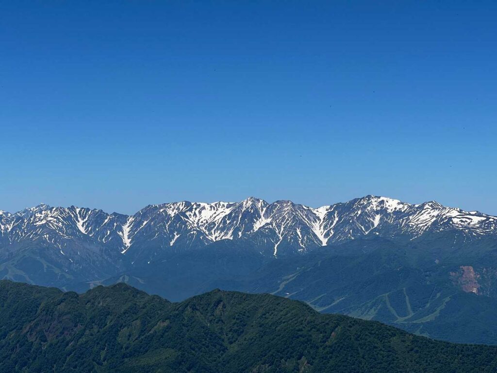 山頂からの展望。北アルプスが美しい