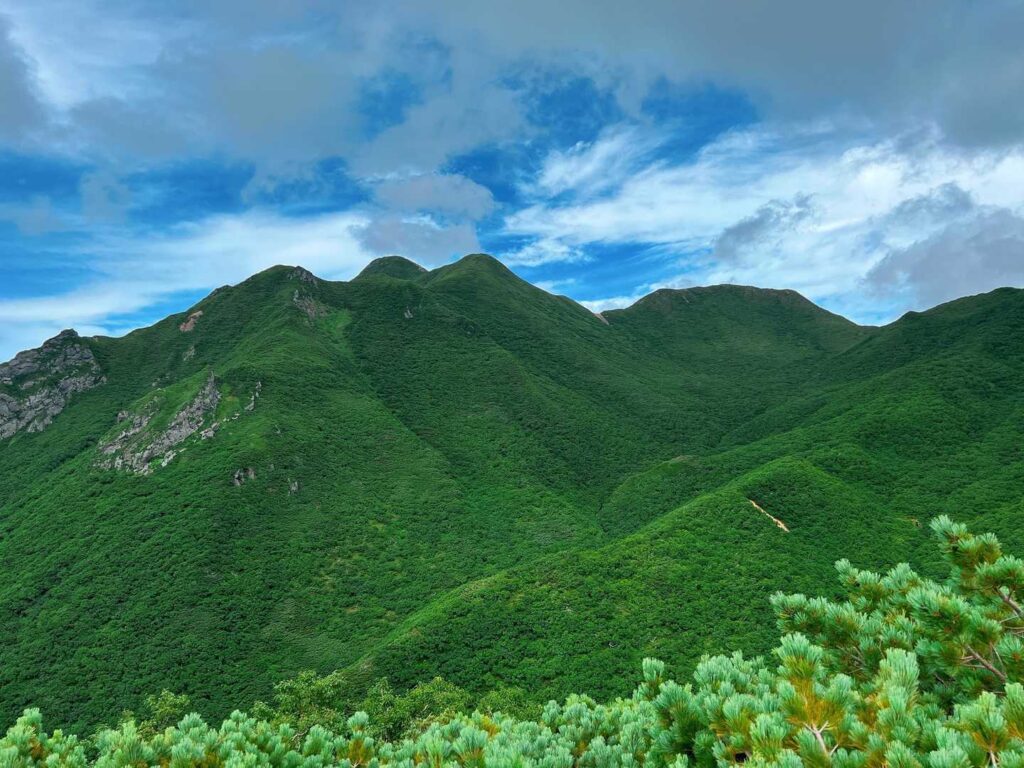 青空と緑の稜線