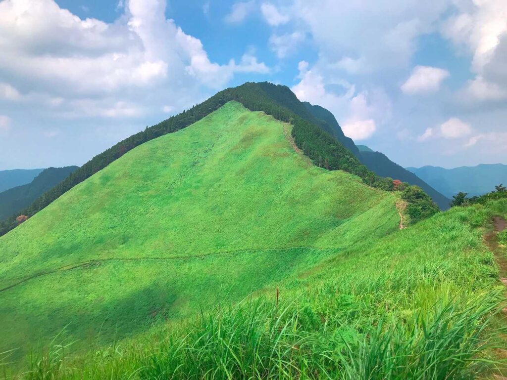 後古光山の草原ピークと青空