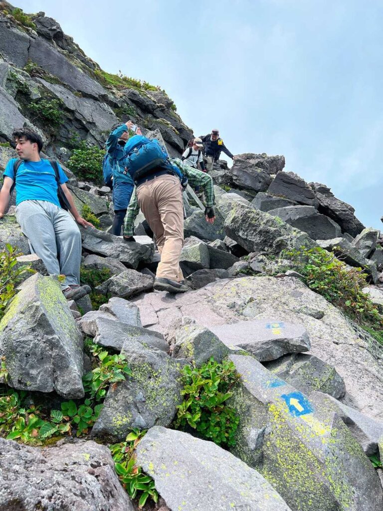 岩がゴロゴロの急斜面