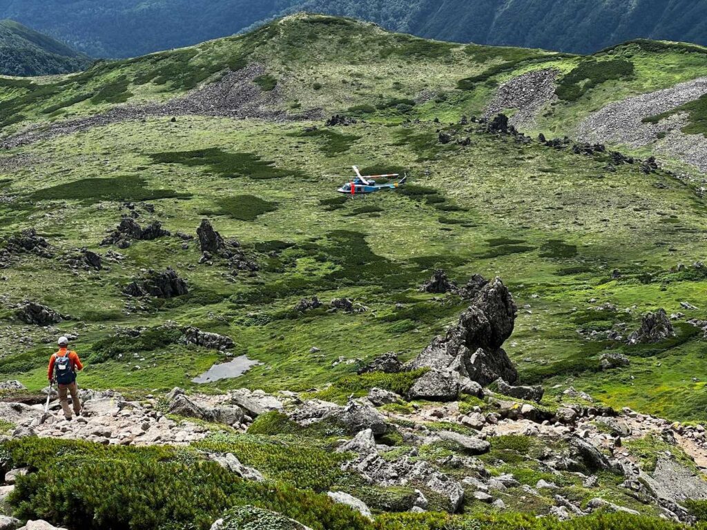 山頂付近を飛ぶヘリ