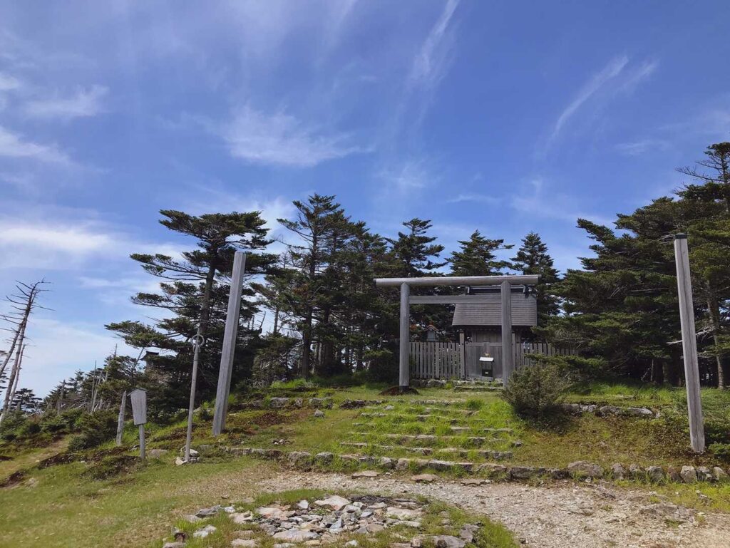 弥山神社の鳥居と青空
