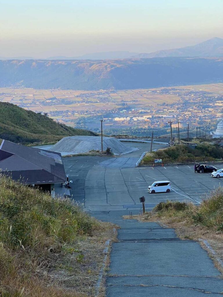 がらんとした駐車場