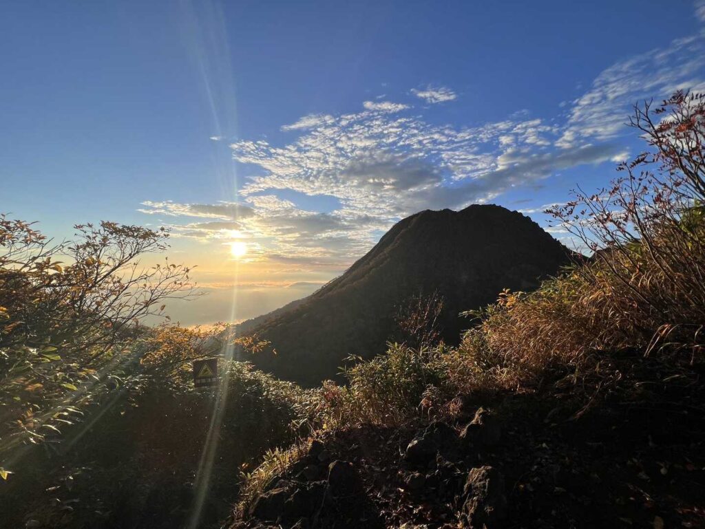 大倉乗越からの朝日と妙高山