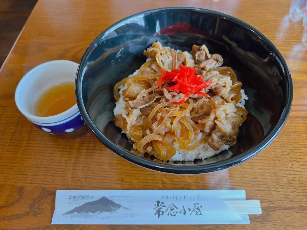 常念小屋で牛丼を食べる