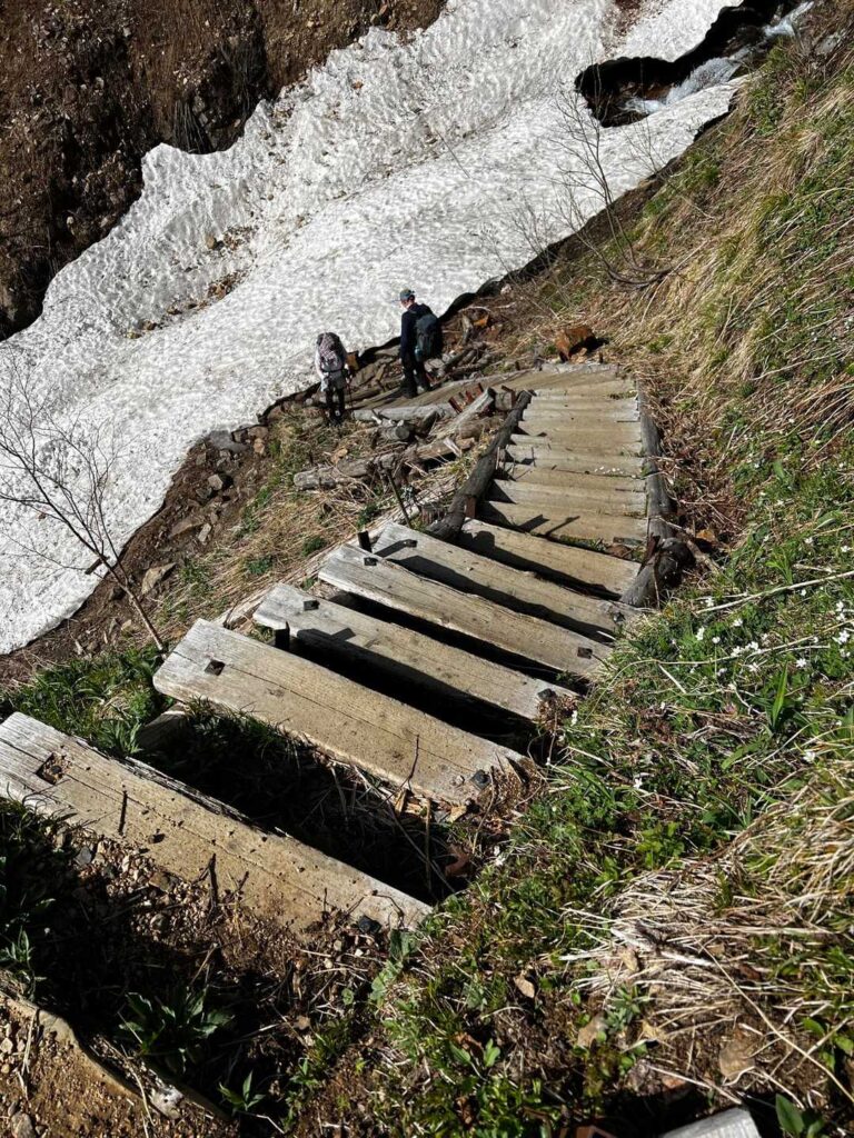 急な勾配の登山道