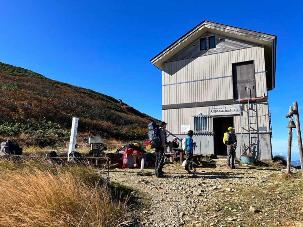 大朝日小屋 豪雪地帯特有の階段