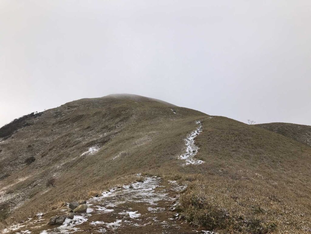 さて 山頂に向かって行くぞ‼️てか 寒い😱