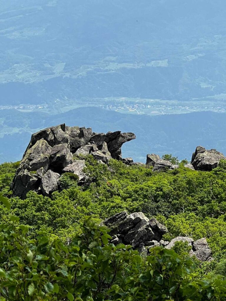 口を開けたような奇岩