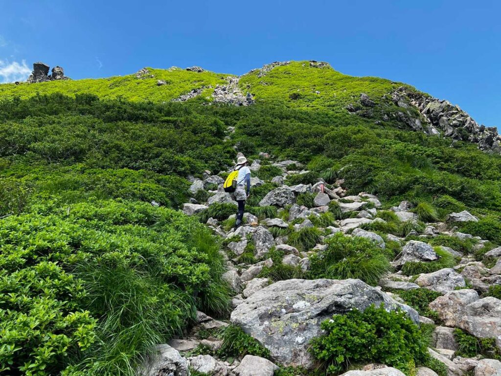 岩場を登る登山者