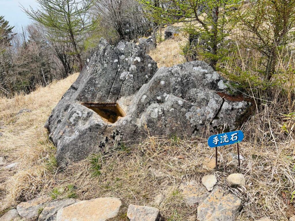 手洗い岩と 奇岩も多い