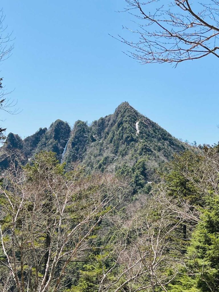 谷部から鋸山を振り返る
