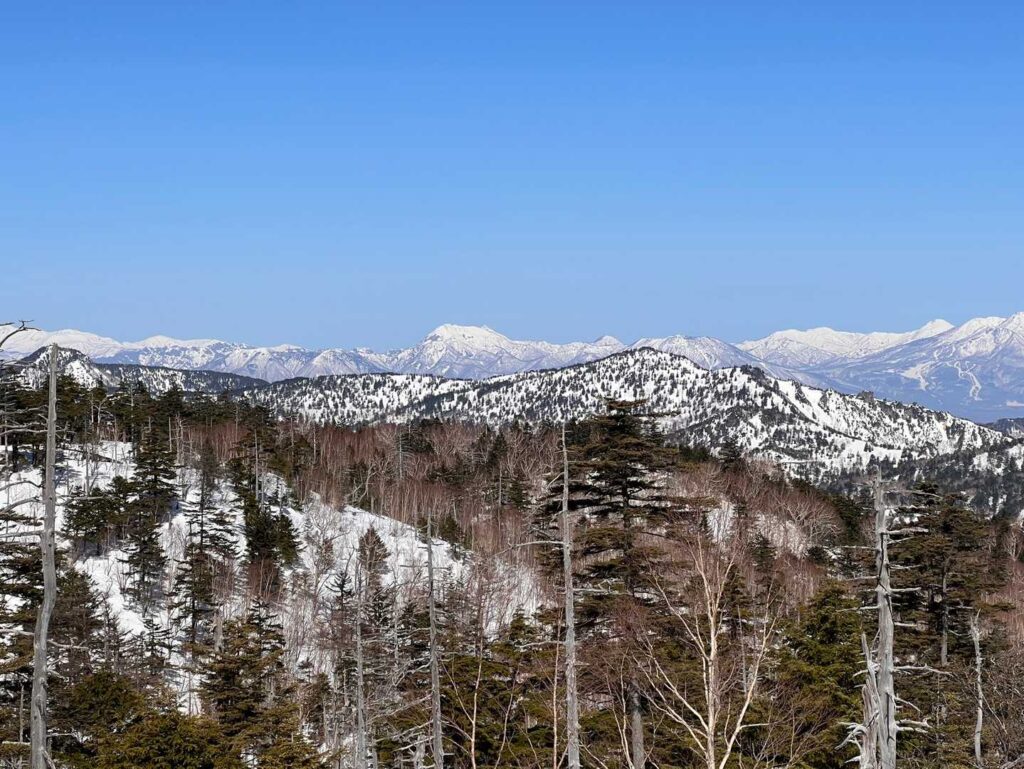 稜線から見える山々のパノラマ