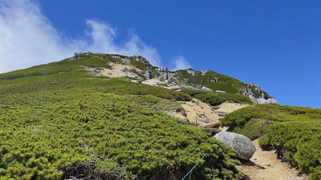 駒峰ヒュッテに荷物を置いて身軽に