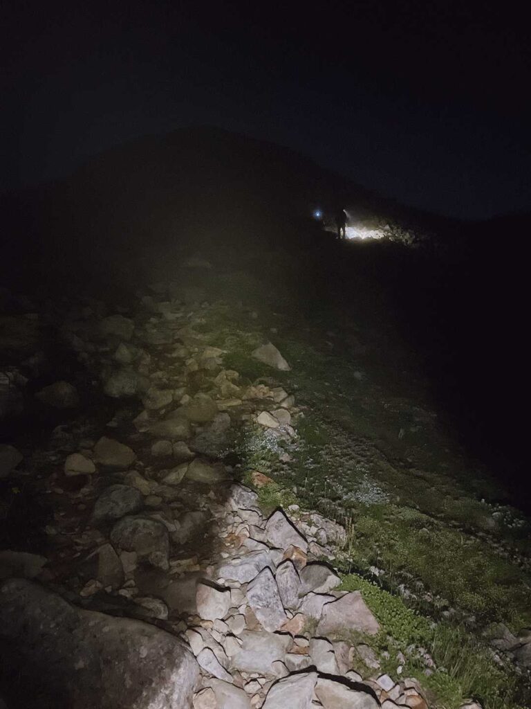 暗いうちに薬師岳山荘を出発