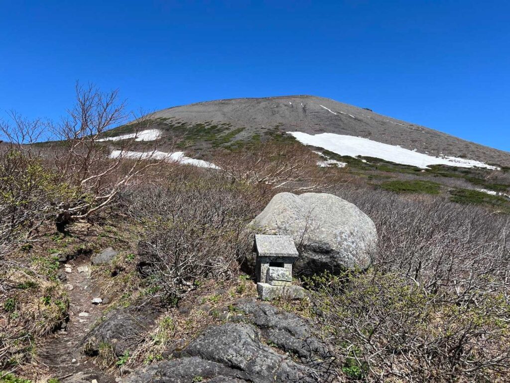 雪渓を抜けると岩手山