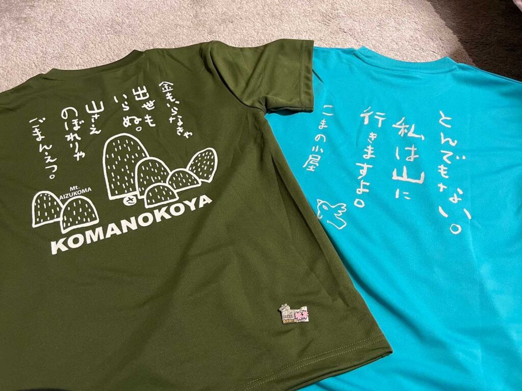今回の戦利品（Tシャツとバッジ）