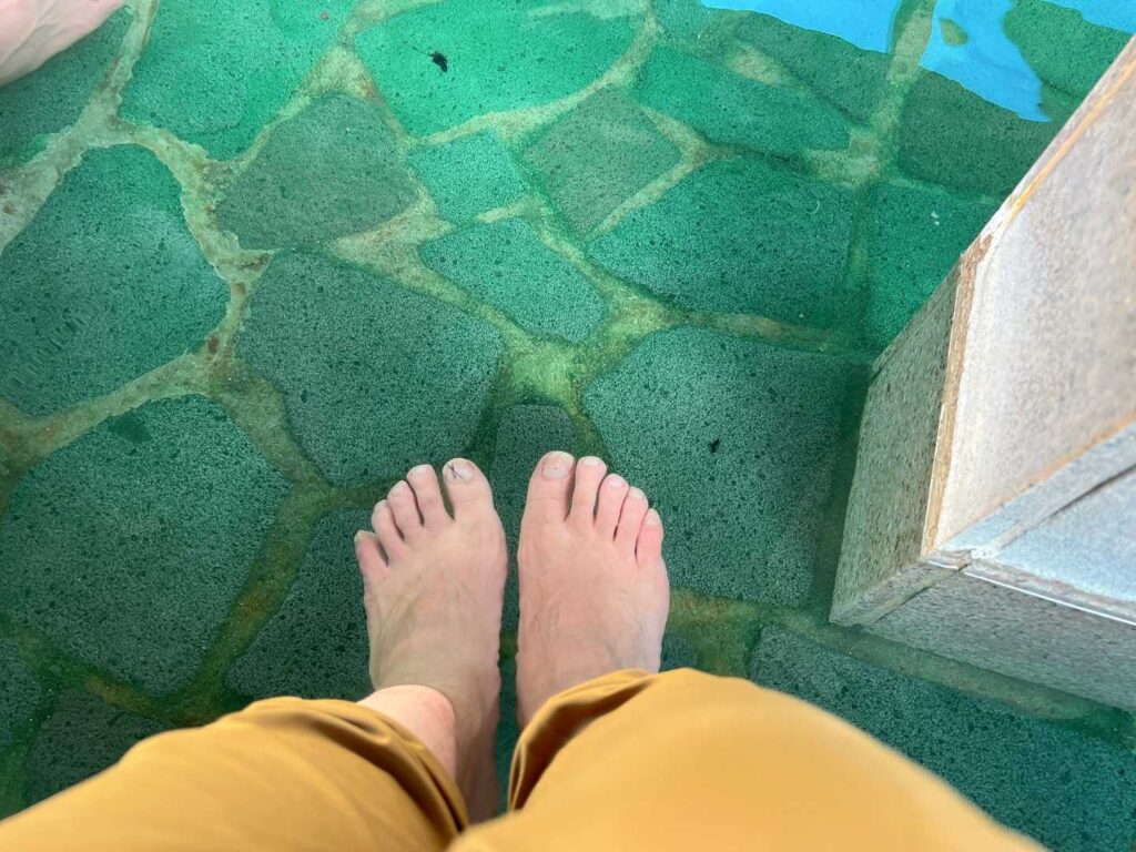 草津温泉の足湯で疲れを癒す