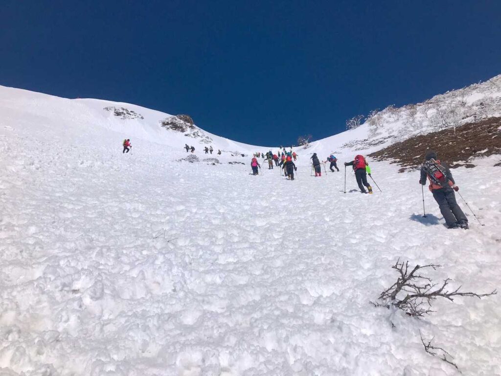 大勢の登山者が急斜面を登る