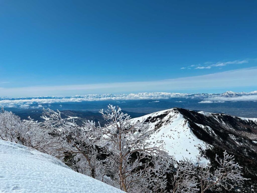 山頂からの展望。霧氷越しの稜線と北アルプス