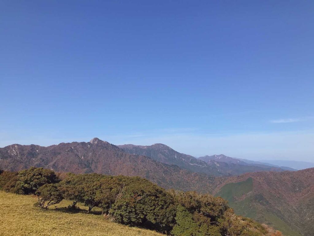 鈴鹿の山々が並ぶ