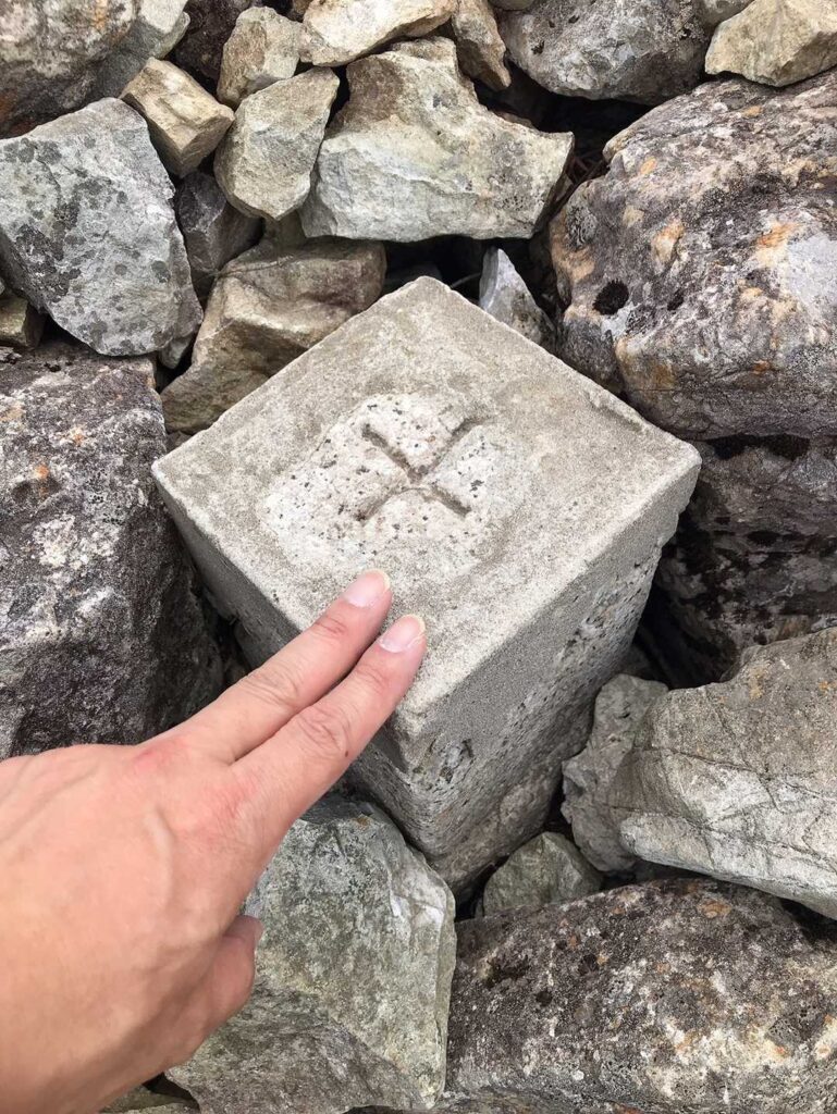 八経ヶ岳の三角点にタッチ