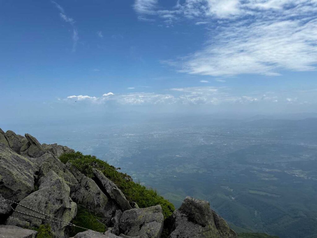 山頂から弘前方面の眺め