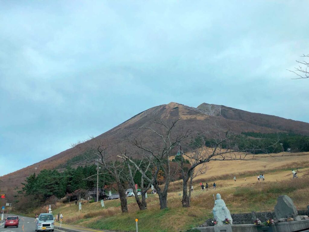 駐車場から見た大山の全景