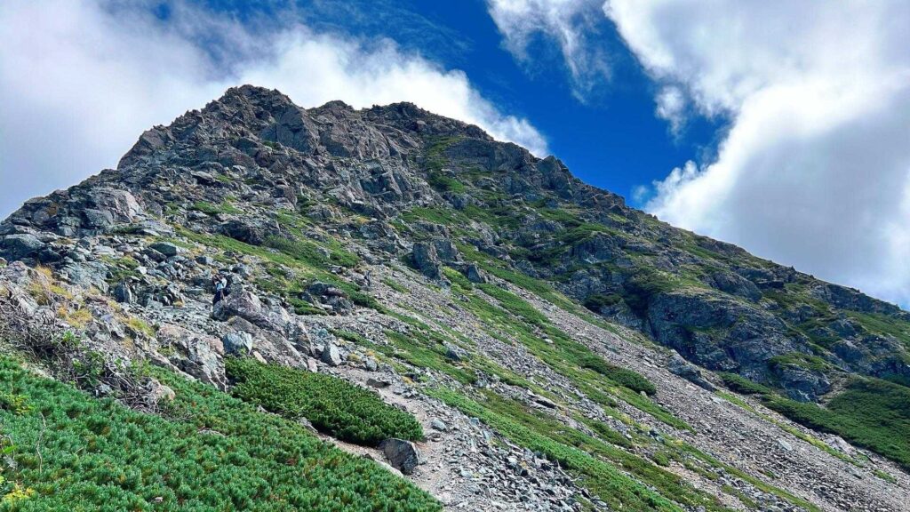 振り返ると迫力のある塩見岳