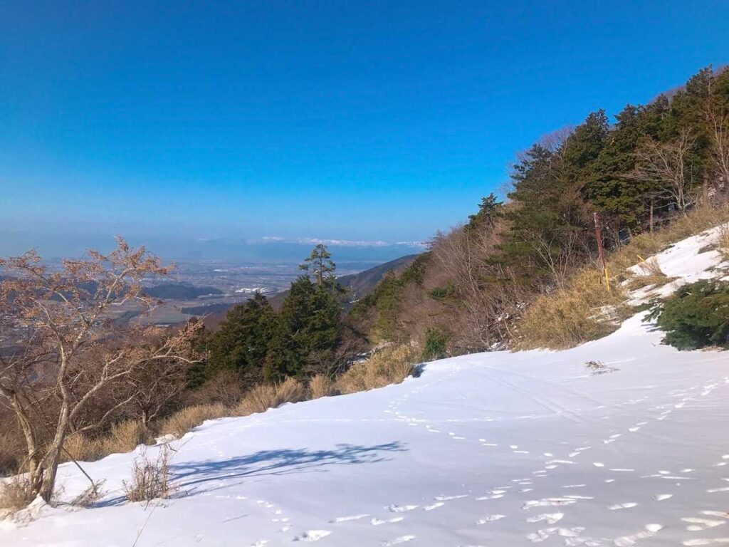 青空と雪の展望